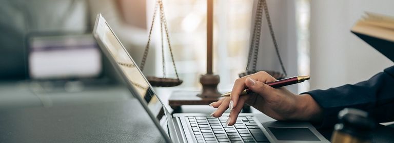 Rechtsanwältin tippt nach Urheberrechtsverletzung Daten in Laptop ein