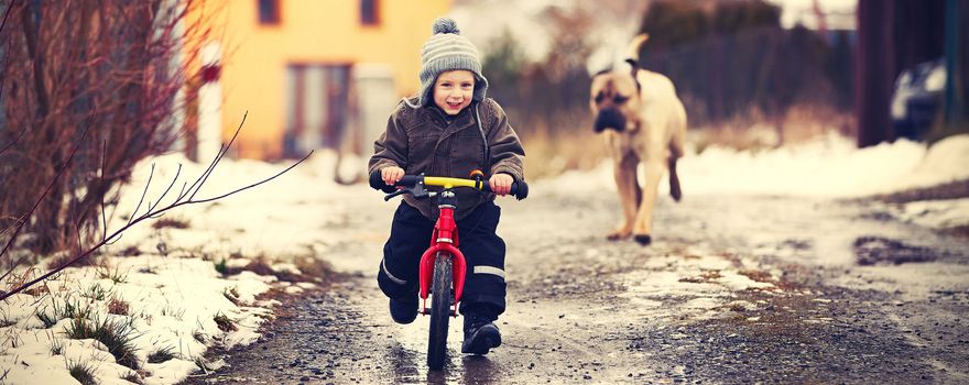 Kind auf dem Fahrrad in winterlicher Umgebung
