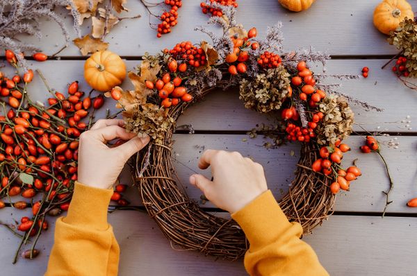 Ein herbstlicher Kranz wird erstellt