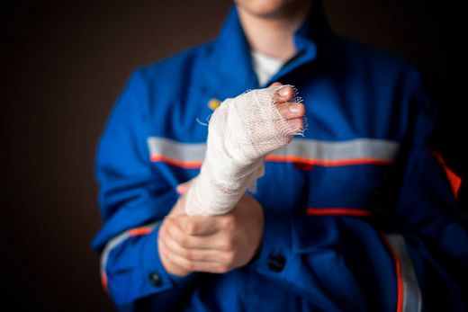 Arbeiter mit verletzter Hand Verband