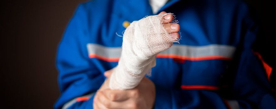 Arbeiter mit verletzter Hand Verband