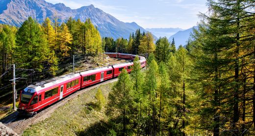 Bahnfahrt in den Bergen