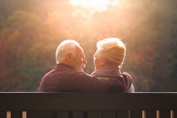 Älteres Paar sitzt auf einer Parkbank