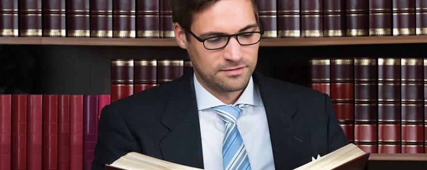 Mann jung Bibliothek Anwalt 