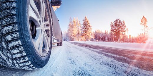 Auto fährt in Winterlandschaft