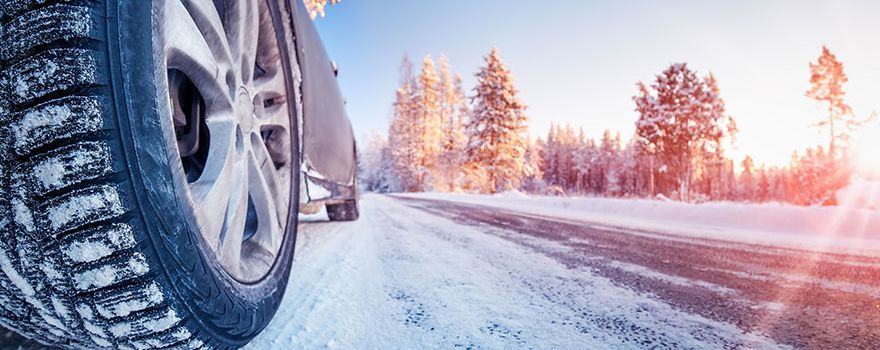 Auto fährt in Winterlandschaft