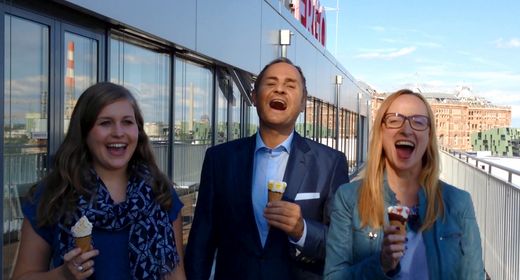 Zwei Frauen und ein Herr halten in ihren Händen ein Eis im Rahmen der ALS Ice Bucket Challenge.