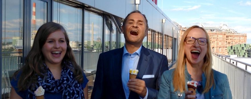 Zwei Frauen und ein Herr halten in ihren Händen ein Eis im Rahmen der ALS Ice Bucket Challenge.