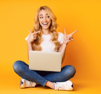 Junge Frau aktiviert Kundenzone auf Laptop 