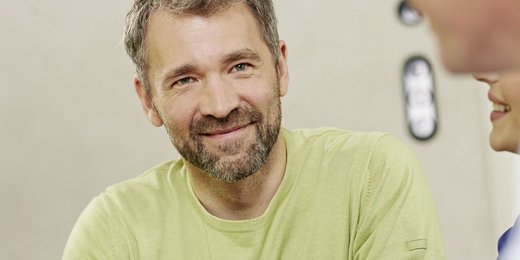 Älterer Mann Beratung Kunde