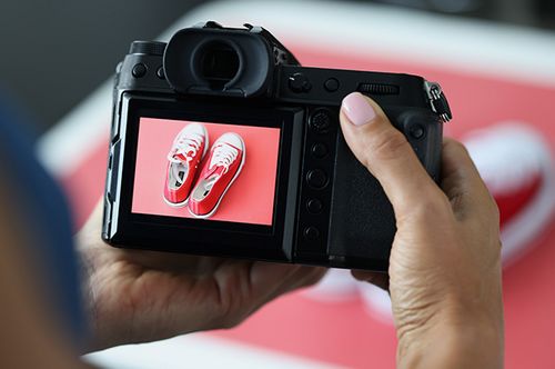 Sneakers werden mit einer Kamera abfotografiert
