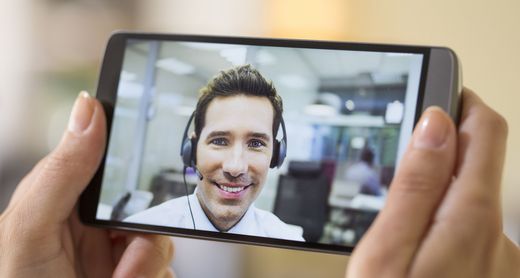 Person meldet einen Schaden per Videochat