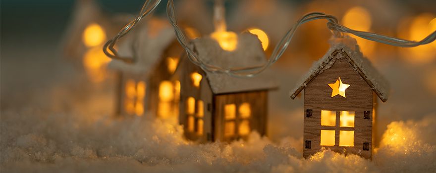 Weihnachtliche Lichterkette aus kleinen beleuchteten Häuschen
