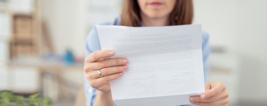 Frau liest Brief