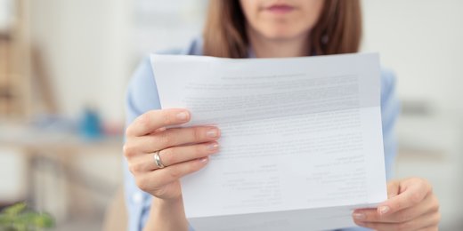 Frau liest Brief