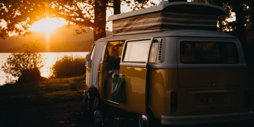 Campingbus bei Sonnenuntergang