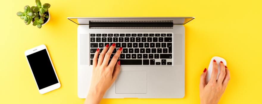 Hände und Laptop