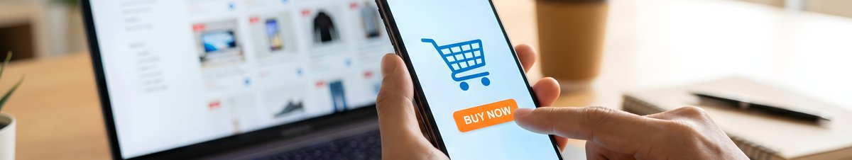 Mann hält Handy und Kreditkarte in der Hand