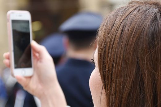 Junge Frau filmt Polizisten bei der Ausübung ihres Dienstes