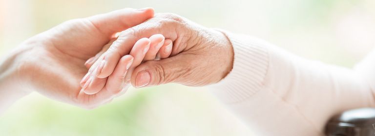 Nahaufnahme von den Händen einer Pflegerin und einer Pensionistin