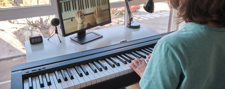Person lernt Klavier spielen 