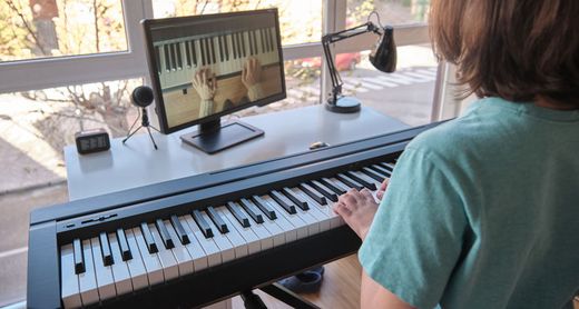 Person lernt Klavier spielen 