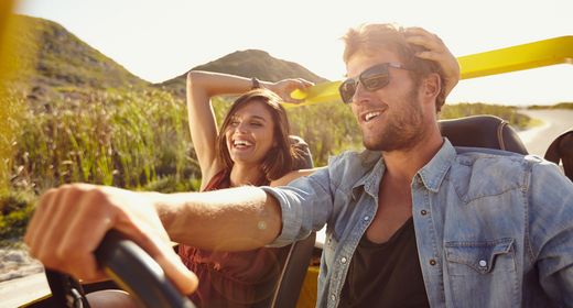 Eine junge Frau und ein junger Mann im Auto