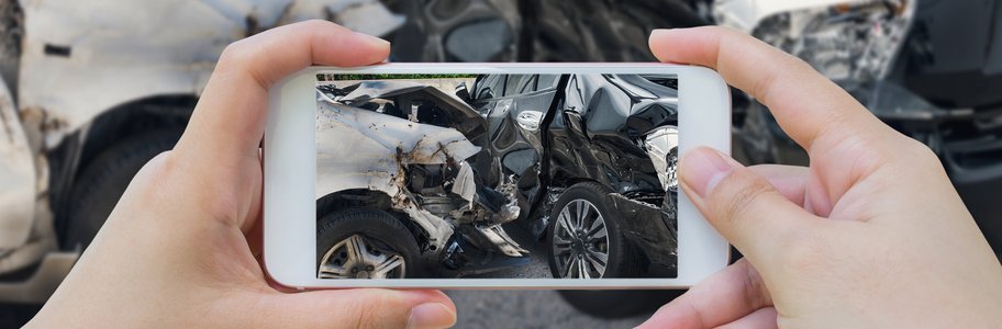 Autounfall wird mit Handy fotografiert