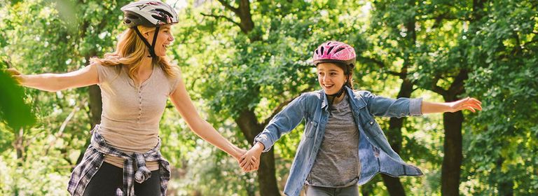 Mutter und Tochter beim Inlineskaten im Park