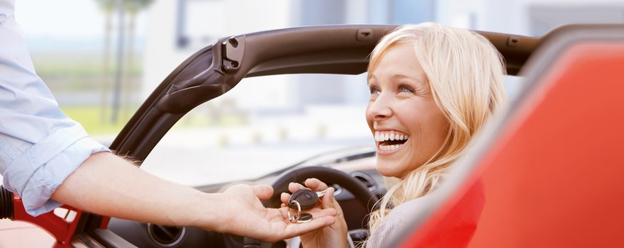 Eine junge Frau in einem Auto. Sport-Repair Methode