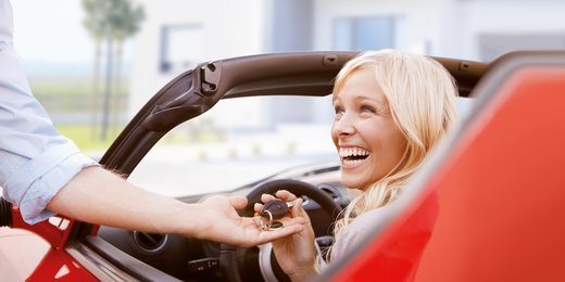 Eine junge Frau in einem Auto. Sport-Repair Methode