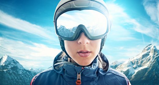 Eine Frau mit Helm und Skibrille.