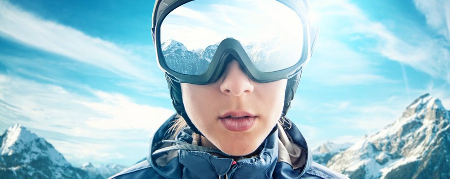 Eine Frau mit Helm und Skibrille.