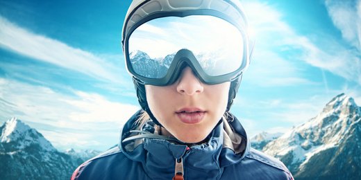 Eine Frau mit Helm und Skibrille.