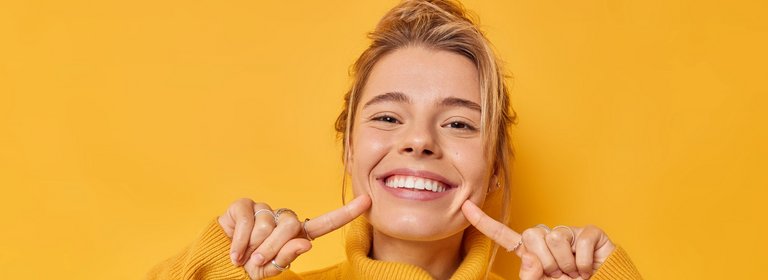 Junge Frau mit strahlendem Lächeln