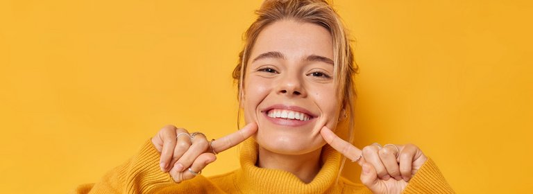 Junge Frau mit strahlendem Lächeln