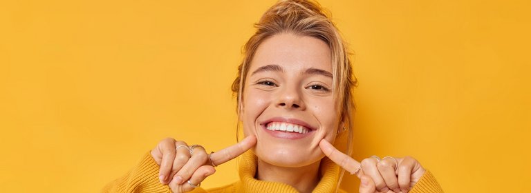 Junge Frau mit strahlendem Lächeln