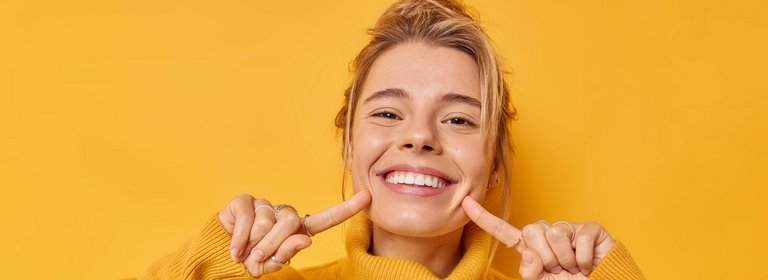 Junge Frau mit strahlendem Lächeln
