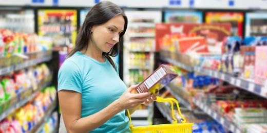 Frau Supermarkt Einkaufen Regal