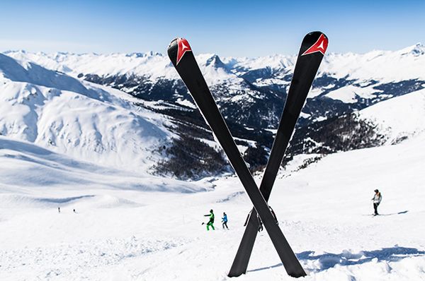 Absicherung der Unfallstelle durch überkreuzte Skier im Schnee