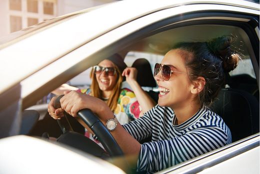 Glückliche Junge im Auto