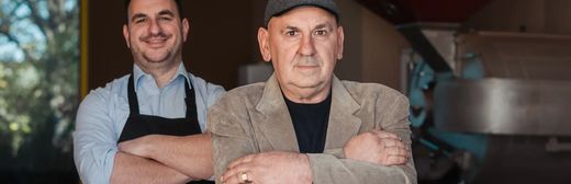 toughe Dudes mit verschränkten Armen und leicht verschmitzten Blick
