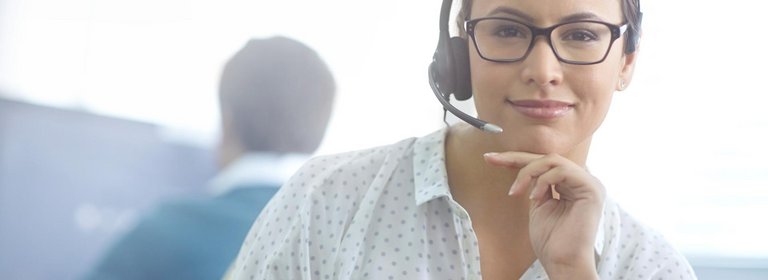 Frau mit Headset