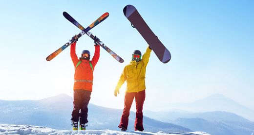 Zwei Personen halten Ski und Snowboard nach oben 