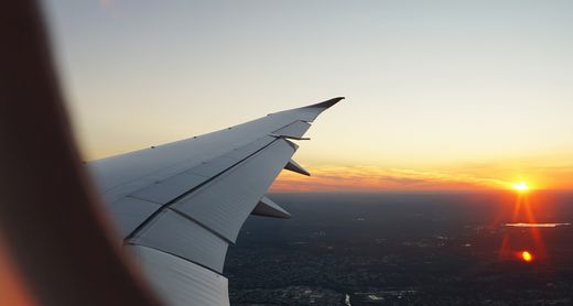 Blick aus dem Flugzeug-Fenster