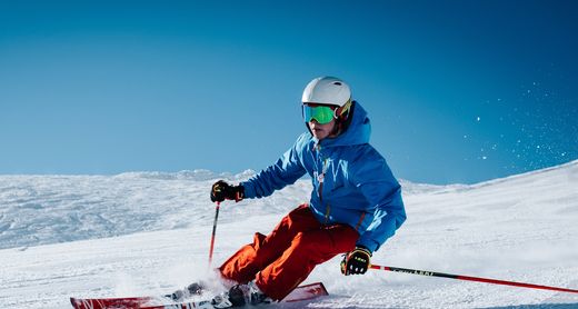 Skifahrer am Berg