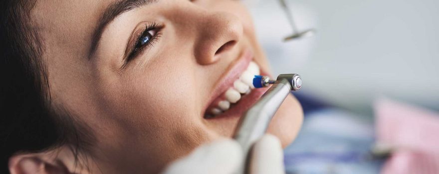 Professionelle Mundhygiene beim Zahnarzt