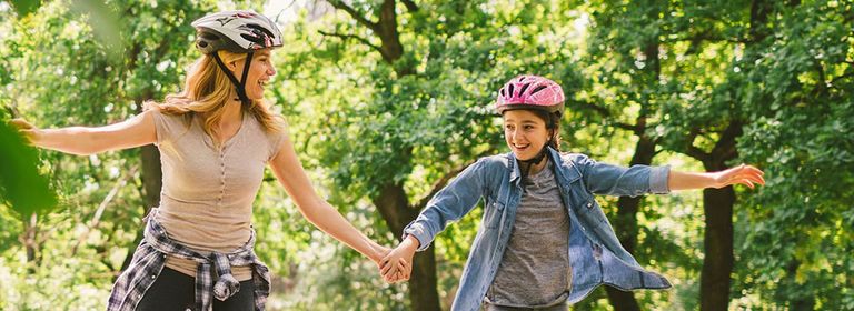 Mutter und Tochter beim Inlineskaten im Park