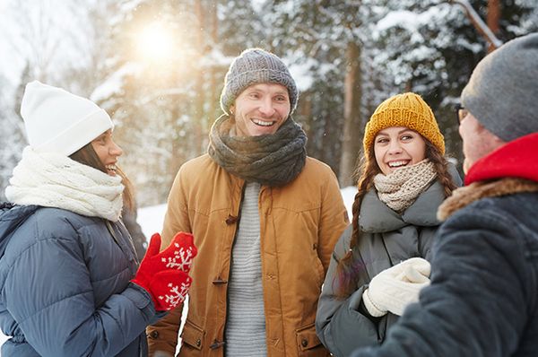 Freunde treffen im Winter