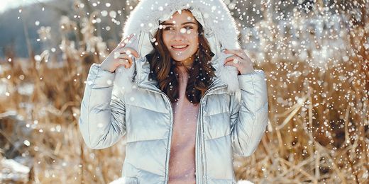 Junge Frau bei Winterspaziergang